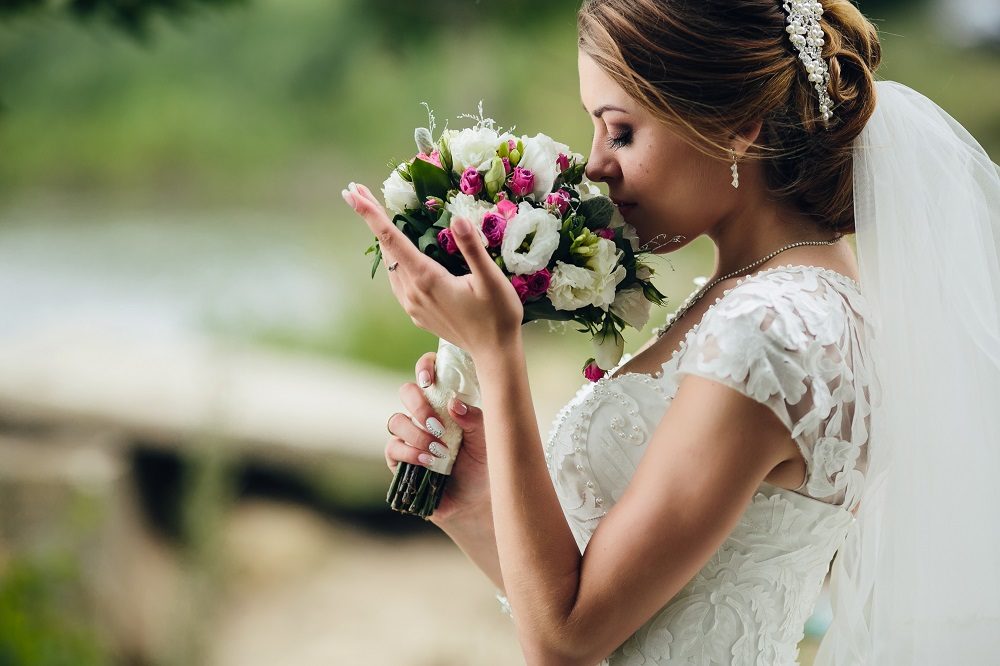 Pretty-bride-smelling-bunch