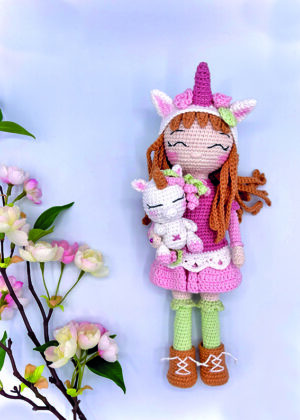 Eléonore la poupée crochetée et sa licorne